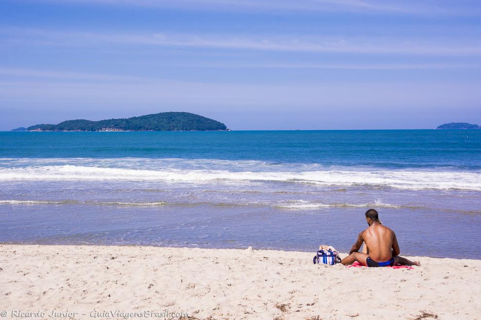 Imagem de um casal abraçados nas areias da praia.